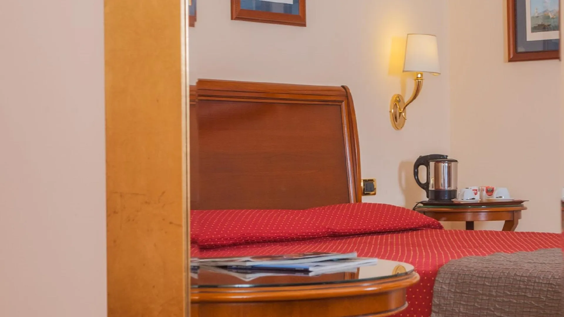 Le Cheminee Business Hotel Napoli 4*, נאפולי