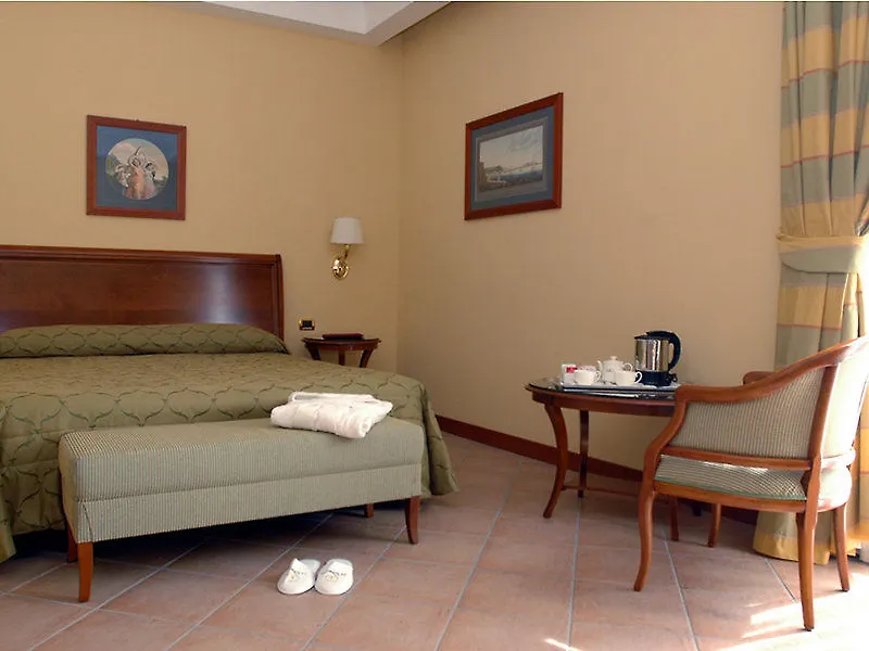 Le Cheminee Business Hotel Napoli 4*, נאפולי
